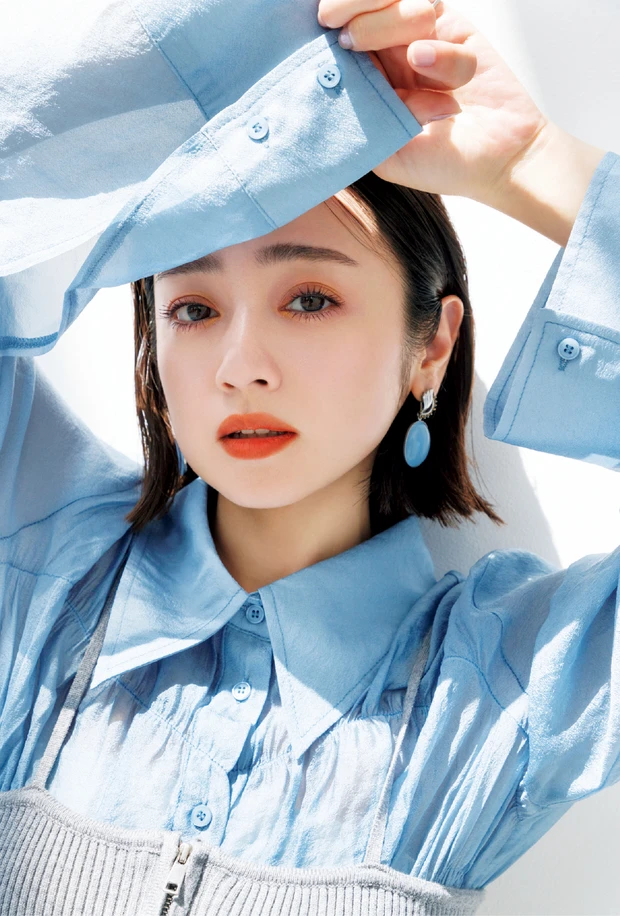 【秋メイク】乾いたムードが洒脱な 辛口オレンジフェイス　安達祐実さん