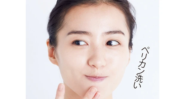 くすみやザラつきがたまりがちなあごは、舌で内側から押し出すと泡が行きわたりやすい。