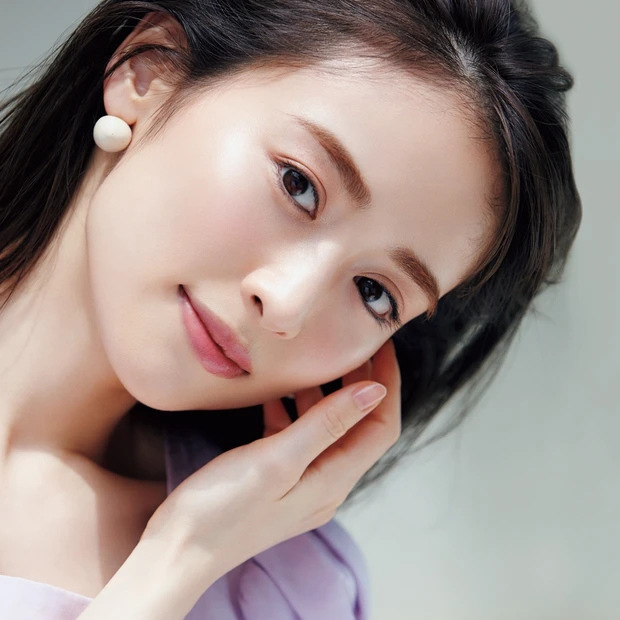 ベスコス受賞コスメで美肌メイクを。ツヤのレイヤードで画面映えも間違いなし…