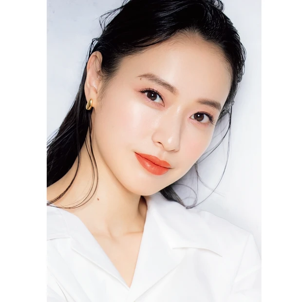 今月号の表紙は戸田恵梨香さん! 新しい時代のエレガンスメイクを披露