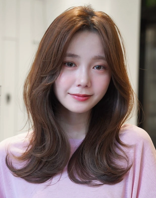 髪型　セミロング　小顔ヘア　かきあげ前髪　正面