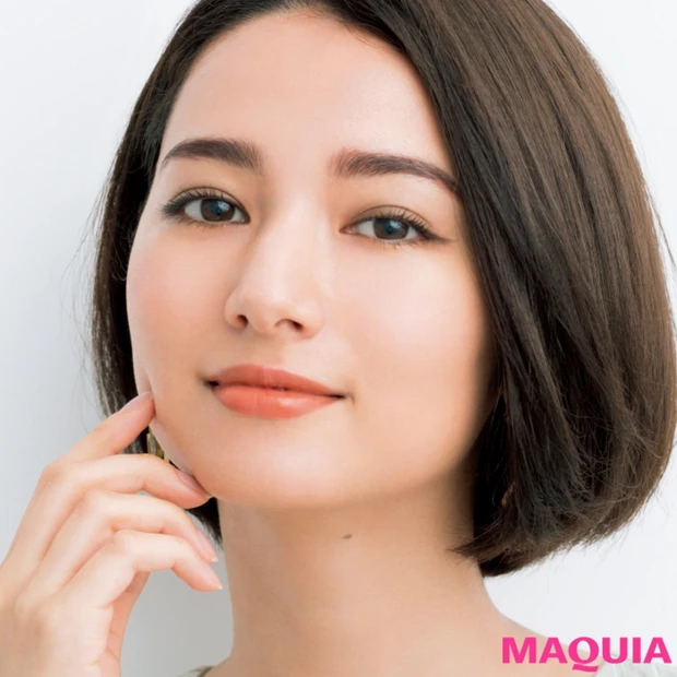 秋色カーキで洒落顔に！ 丸い目元を大人っぽく見せるコツをレクチャー