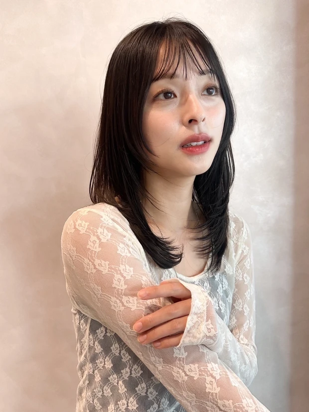 ヘアカタログ ミディアム ミディアムヘア レイヤー 前髪あり スタイリング
