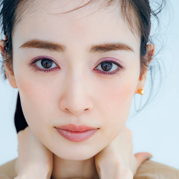 パープルピンクで洒落るには？ ディオールの春パレットで旬な目元が完成！