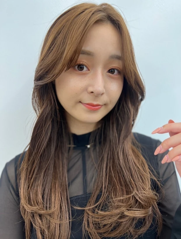 ロングヘア 30代 40代 ヘアスタイル 明るめヘアカラー 前髪なし