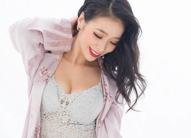 「バストの曲線は女性だけに与えられた芸術品」紅蘭さんの“自分の体を好きになる努力”
_3