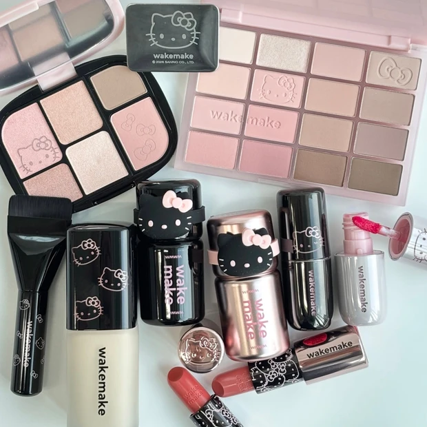 【wakemake×ハローキティ】の限定コラボコスメが登場! アイパレットやリップなどが大人かわいい…