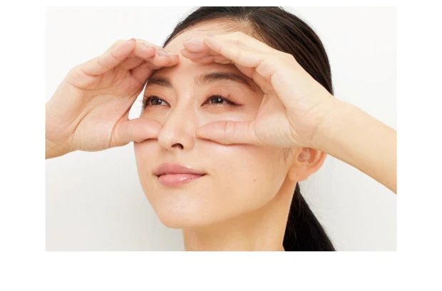 両手を双眼鏡を持つ手の形にして目元に当て眉の動きをストップ。少しあごを上げながらゆっくりと目を細め、あごを引きながら目を見開く。眼輪筋を鍛える方法。×10回。