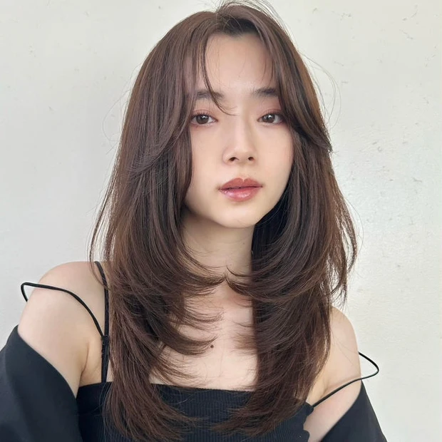セミロング ヘア 髪型 ヘアスタイル 大人 前髪なし レイヤー