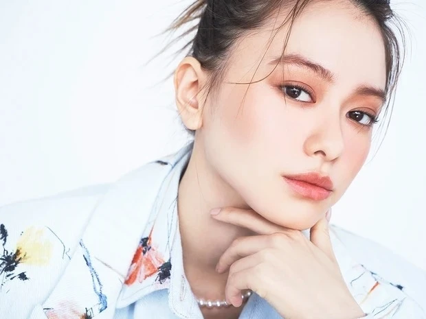 山本舞香さんのオレジメイク_この春は、彩度を抑えた濃いめのくすみオレンジが大本命