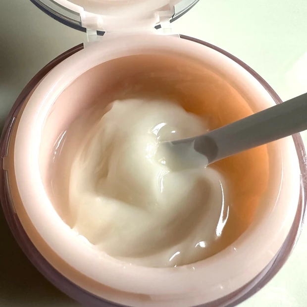 気の利いたスパテュラが嬉しい。医薬部外品となったカナデル プレミアリフト_2_1