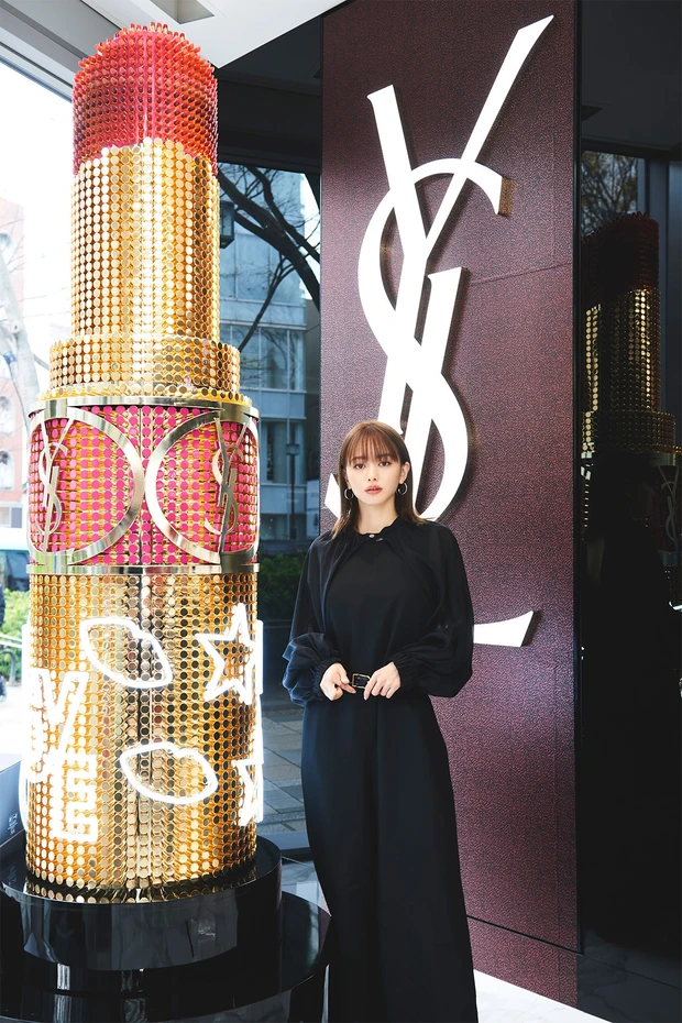 【読者プレゼントあり】キレイになれるヒントがいっぱい! 山本舞香さんが『 YSL 表参道 フラッグシップ ブティック 』をクルーズ
_5