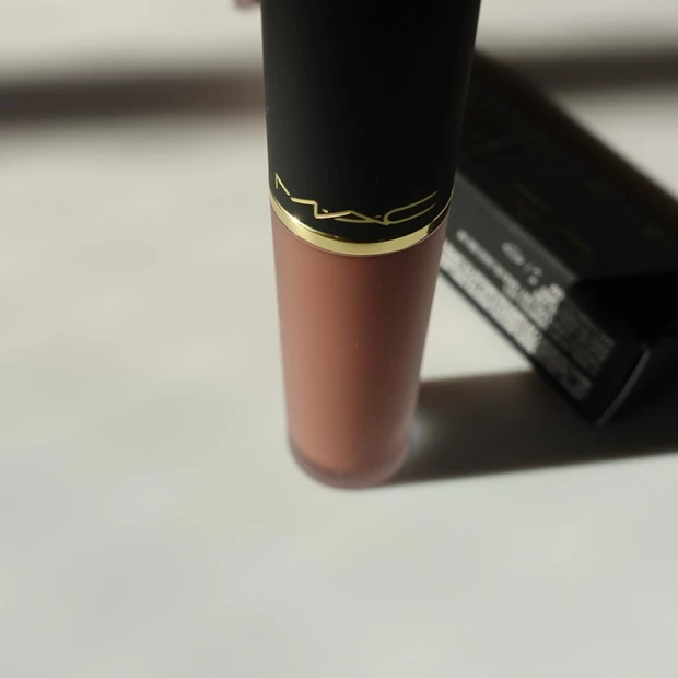 イエベにおすすめ赤みを抑えた垢抜けヌードカラー。M･A･Cパウダー キス リップ + チーク ムース 951ハビット_9