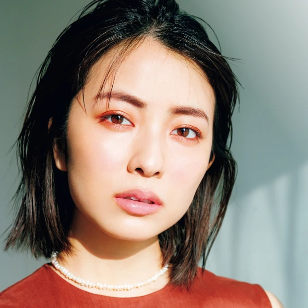 今っぽい洒落顔に！ paku☆chan流、みんベス受賞コスメ・赤みシャド…