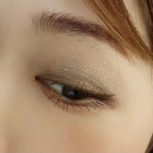 グレーアイシャドウを使ったおすすめのメイク_カーキがかったグレーが、洒落感を底上げ! 秋っぽモードメイク_2