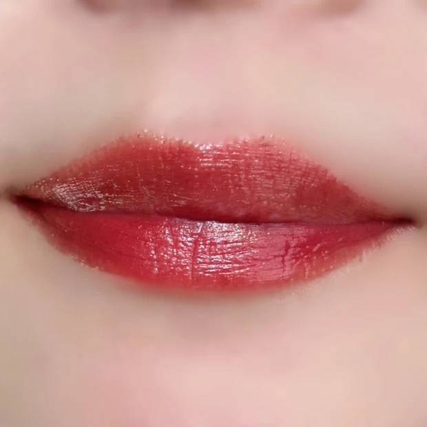 唇に塗った“07 ビターレッド”の実際の仕上がり