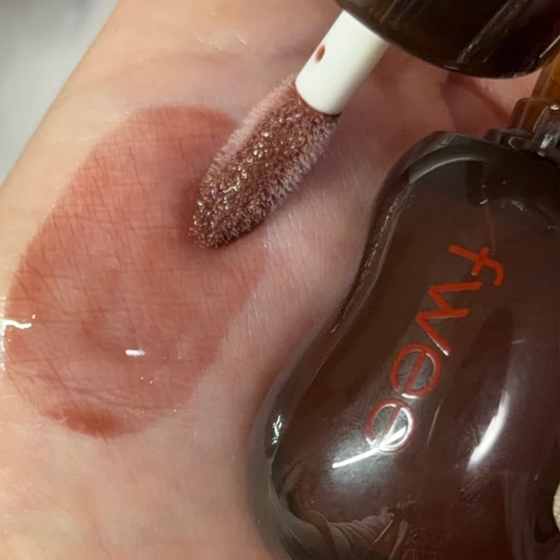 fwee(フィー) 3Dボリューミンググロス ダーティーコーラ30% スウォッチ