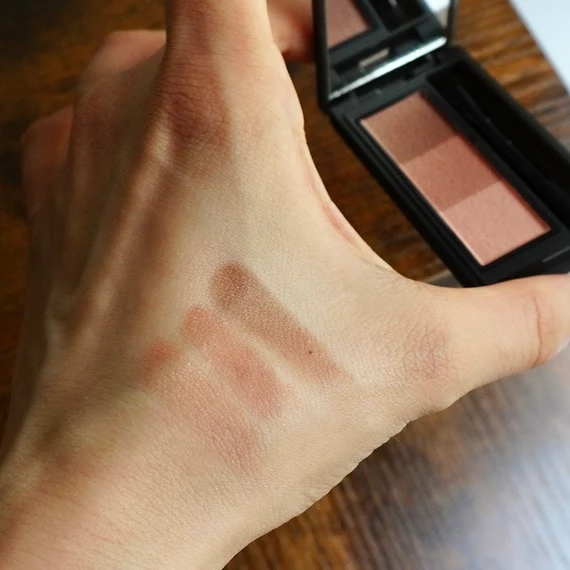 Celvokeインディケイト アイブロウパウダー 11 ロージィブラウンのスウォッチ