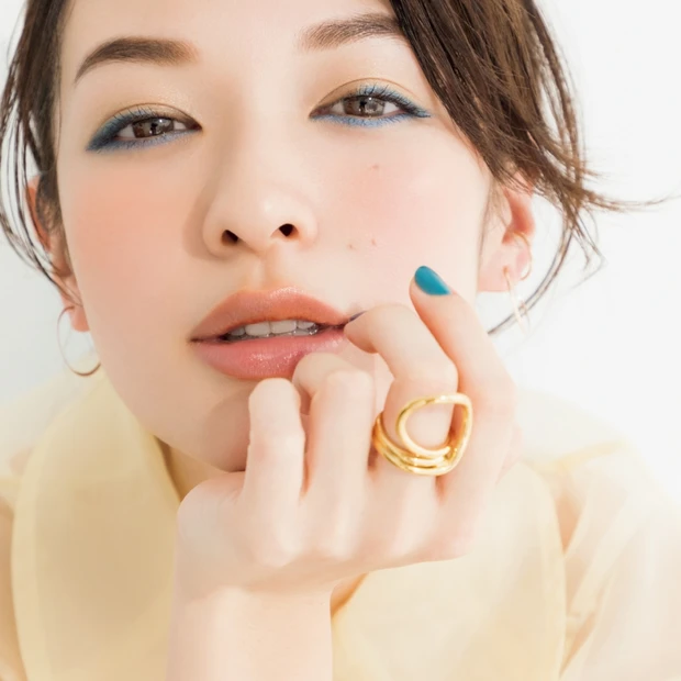 夏トレンドカラーの似合わせ方！ イエベさんにはターコイズブルーが好相性