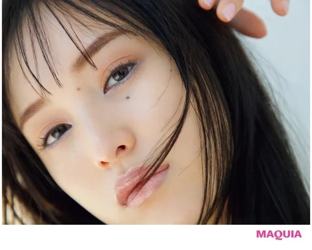 おすすめのカラーアイライナー・ブルー_ソーダ色のアンダーラインで瞳にピュアな潤いを