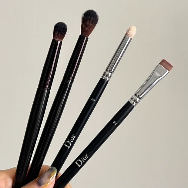 アイメイク用メイクブラシおすすめ4選の写真