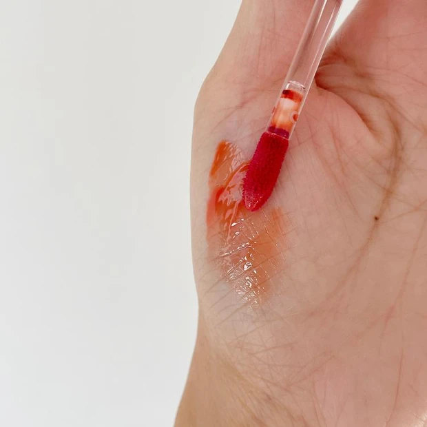 フジコ ニュアンスラップティント  01 珊瑚ピンクのスウォッチ