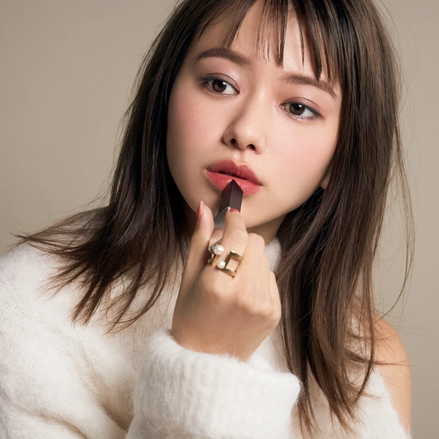 【山本舞香】今っぽさMAXの透け赤リップ4