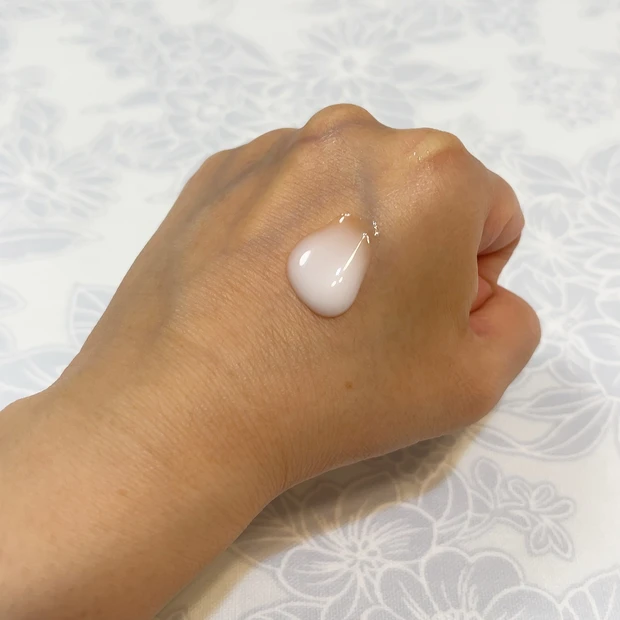 IHADAの薬用クリアエマルジョンのテクスチャー①