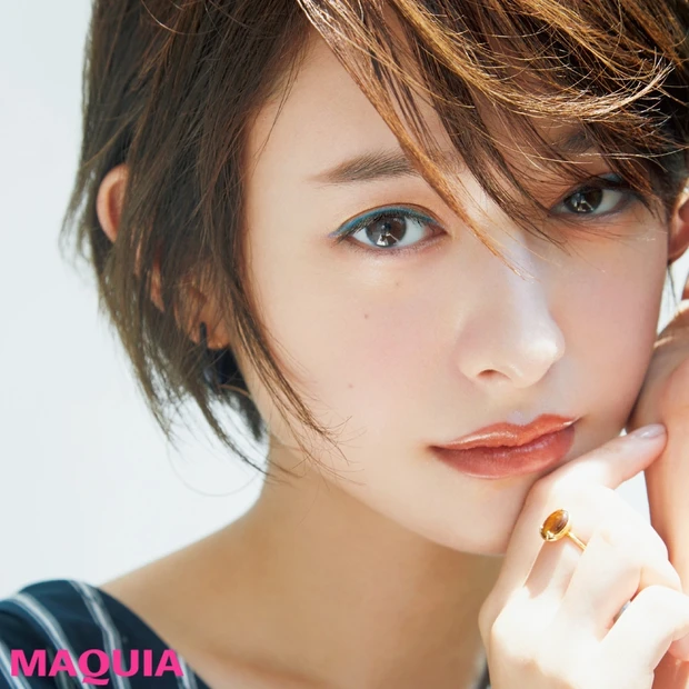 ネイビートップスを着る日のメイクは、寒色×暖色ミックスでヘルシーに!