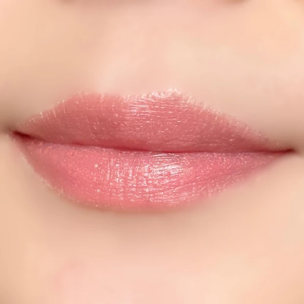 ジルスチュアート「リップラッカー ブルーミングガーランド  リボンファッションショー 104 dreamy ribbon」塗布写真