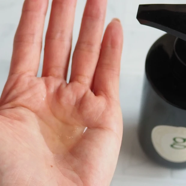 「みどりまゆ BODY & HAIR モイストシャンプー」のテクスチャー