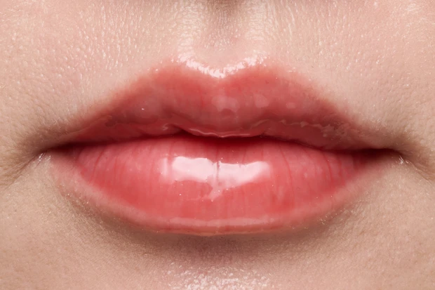 プチプラリップ　イエベ春　リンメル　オーマイグロス リップバターバーム 005 スウォッチ