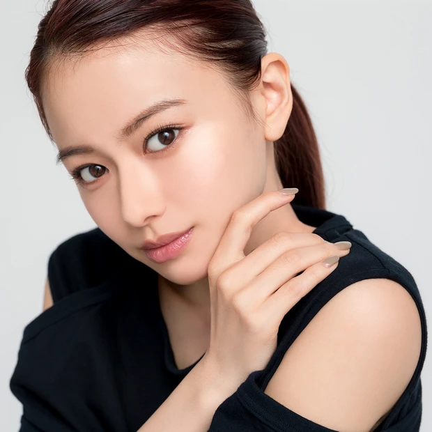 山本舞香のすべて | 美肌をキープするための秘訣は? メイクやヘアアレンジなど魅力を総まとめ_【山本舞香】美肌をキープするためのデイリーケア_2