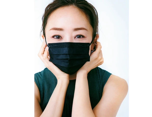 マスク姿とのバランスを とるため眉尻を長めに