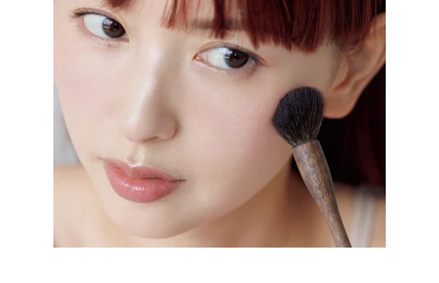 頬の赤みを選別しながらチークも点置きする