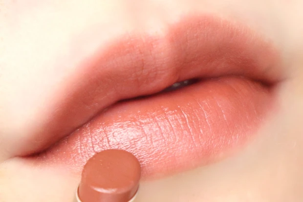 キス リップアロー 04 着画 色 パーソナルカラー