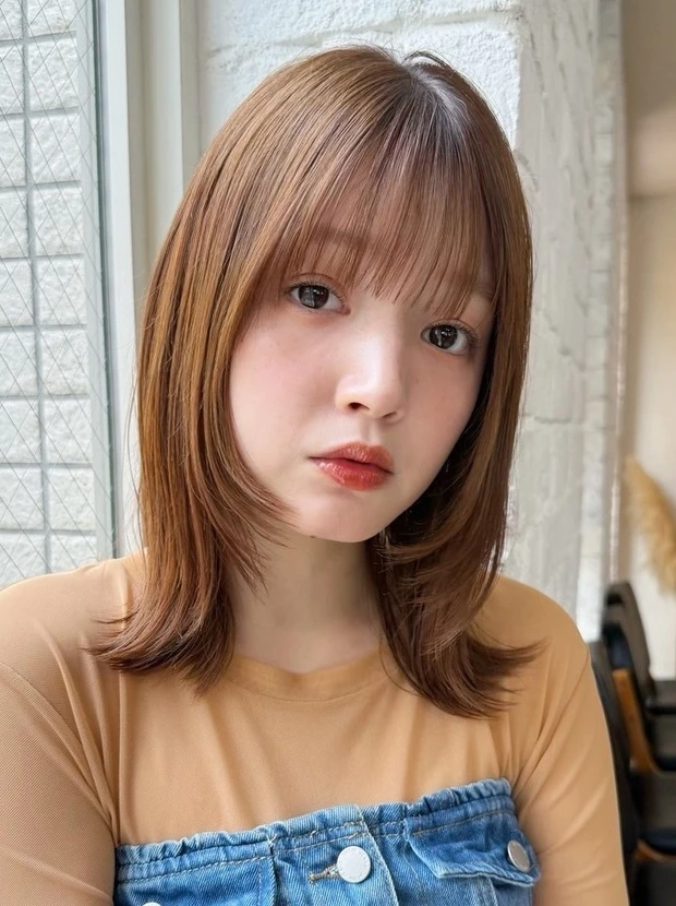 ヘアカタログ　ミディアムレイヤー　ミディアムヘア　外ハネ　前髪あり　スタイリング