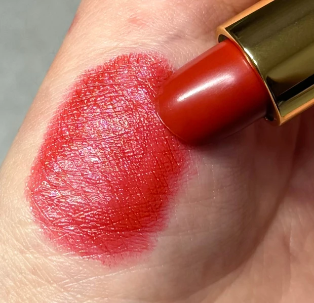 CEZANNE（セザンヌ）ラスティングリップカラーN 402 レッド系 手元スウォッチ