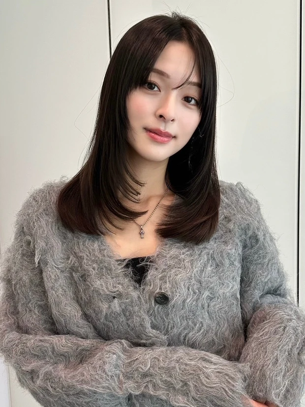 ミディアム　ヘア　髪型　ヘアスタイル　前髪なし