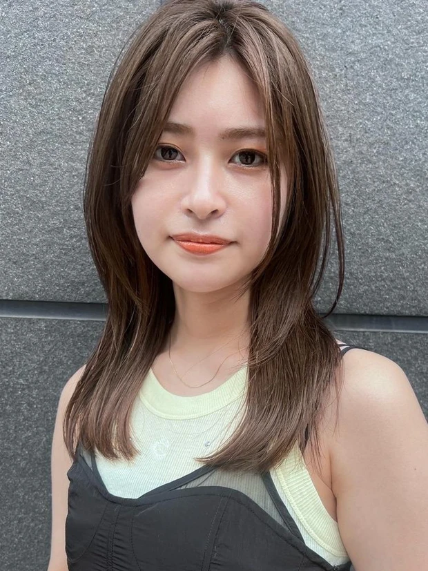 顔まわり レイヤー ミディアム  前髪なし　フェイスレイヤー