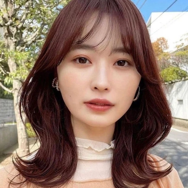 ミディアム 30代 40代 ヘアスタイル 暗めカラー 前髪あり