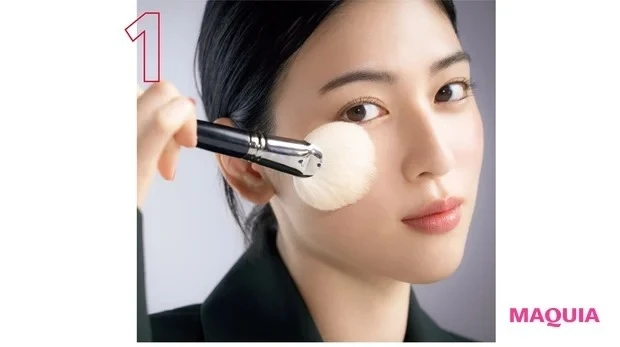 三吉彩花さんの最新ベストメイク_1. ベースの仕上げにパウダーをひとはけ