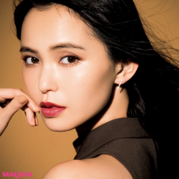 秋の美人メイクに欠かせないボルドーリップ、目元、頬、唇を赤みトーンでそろ…