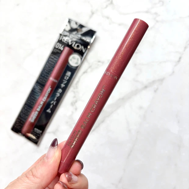 丸の内OLの憂鬱がプロデュースしたレブロン シアーバームクレヨン メランコリックローズは、全国のバラエティストアやドラッグストアで発売中