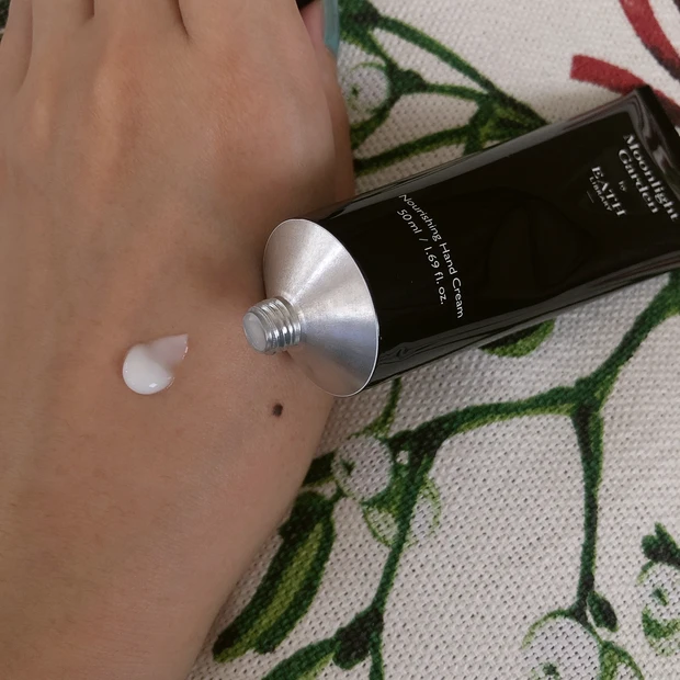 【おしゃれすぎる韓国スキンケアブランド】まるで森林浴なハンドクリーム！Moonlight Garden Nourishing Hand Cream【EATH Library 이스라이브러리】_2