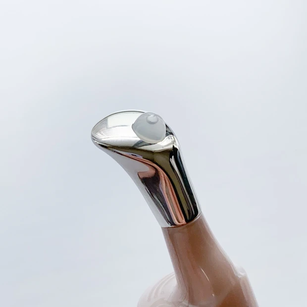 グラン アイ セラム Vのアプリケーター先端に、透明なセラムが適量出てきた状態の写真。