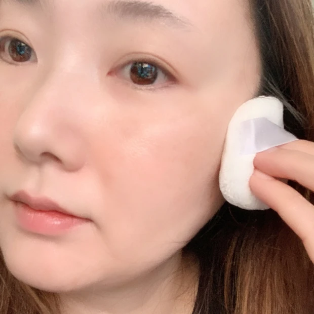 ナーズ(NARS) ライトリフレクティングセッティングパウダー プレスト Nをパフで顔に塗布