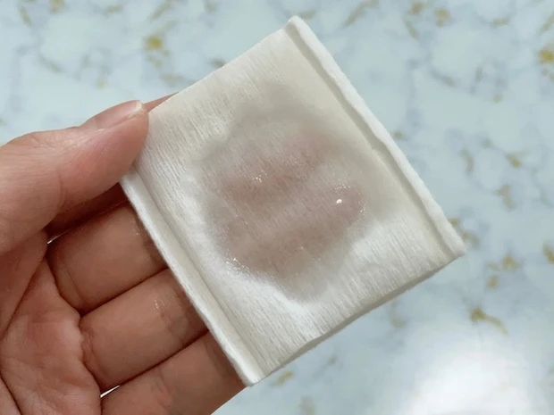 「オバジC リファインローション」をコットンに含ませる