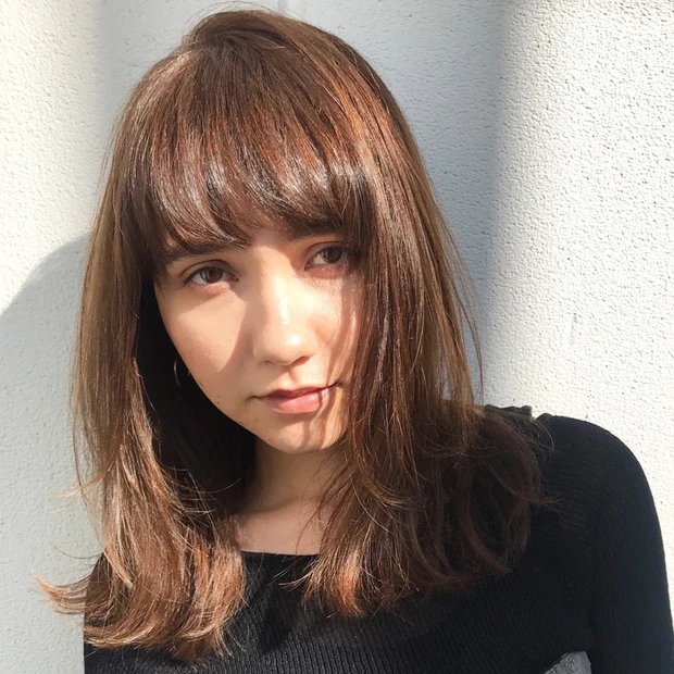 重めラインとゆるカールのコラボで、おしゃれモードな春ミディアムに！