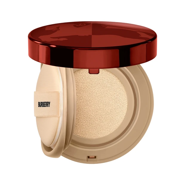 バーバリーのアイコン“馬上の騎士”が煌めくホリデー限定パッケージのクッションファンデーション【クリスマスコフレ2025】